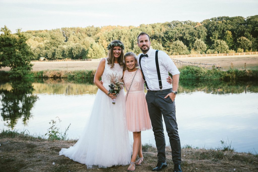 Brautpaar mit einem Mädchen im rosa Kleid am Ufer der Ruhr