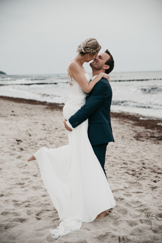 Fotografie Rhodos Weddingphotography #beach Afterweddingshooting Brautpaar Bräutigam Hochzeitskleid